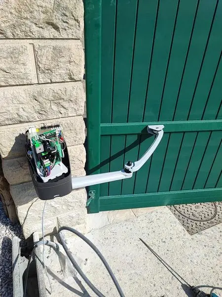 Portail avec moteurs électriques en cours de pose capot ouvert
