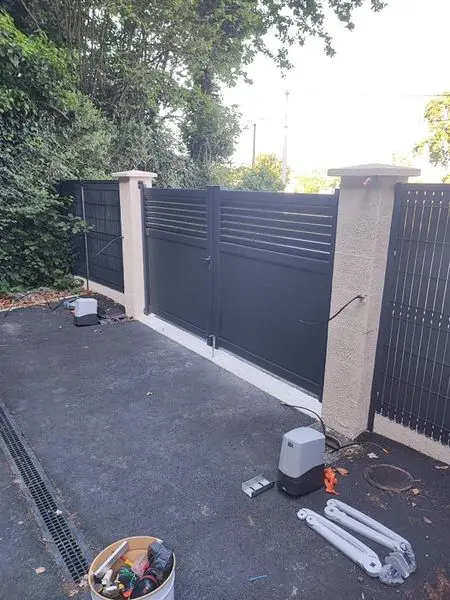 Portail avec moteurs électriques en cours de pose