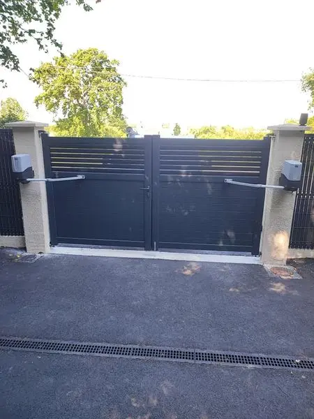 Portail fermé après pose moteur électrique